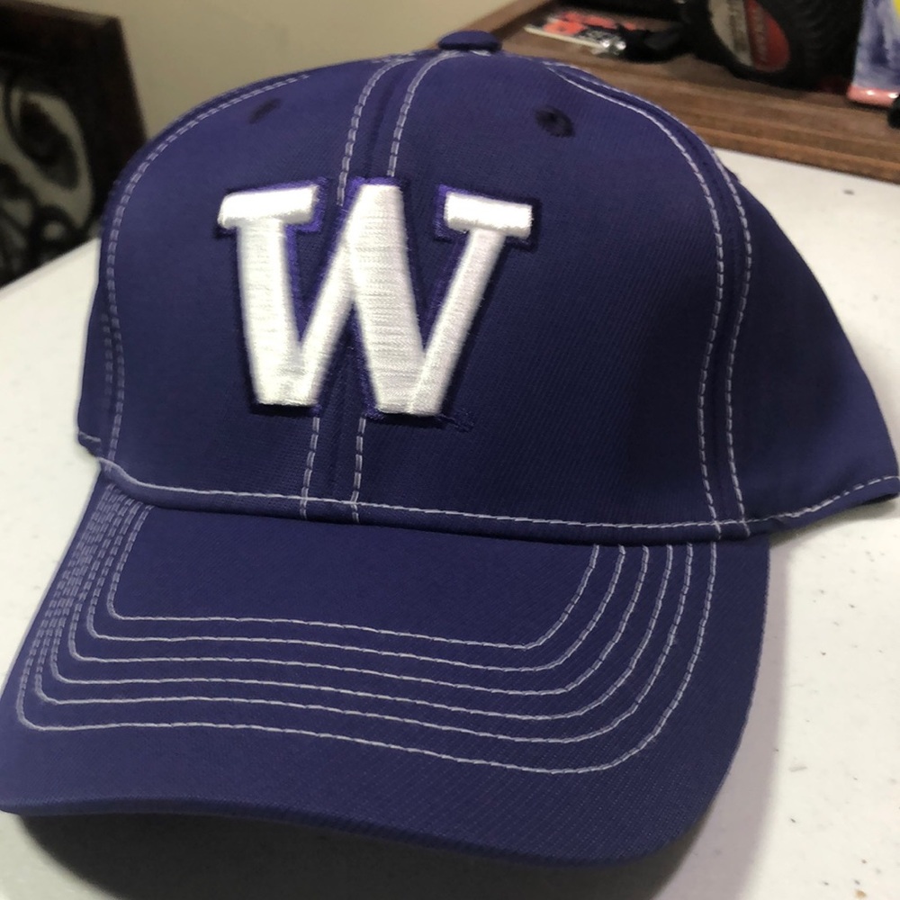 University of Washington Huskies NCAA Focus Purple Stretch Fit Hat Cap Men’s S/M